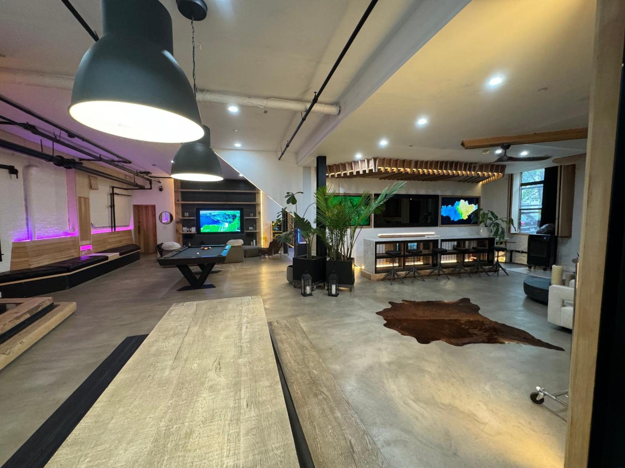 Extraordinary 3 Bedrooms Gigantic Loft Apartment *