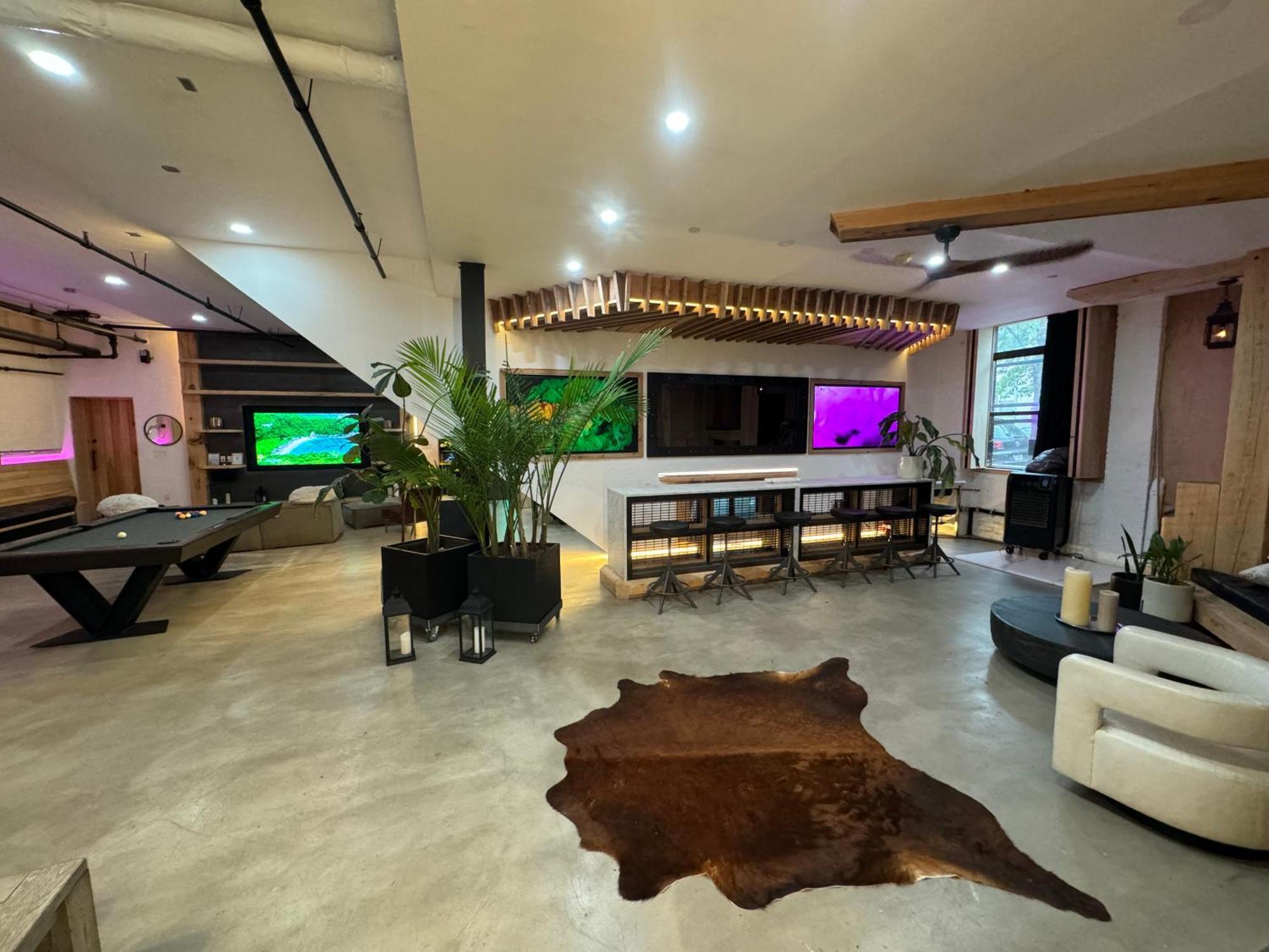 Extraordinary 3 Bedrooms Gigantic Loft Apartment *