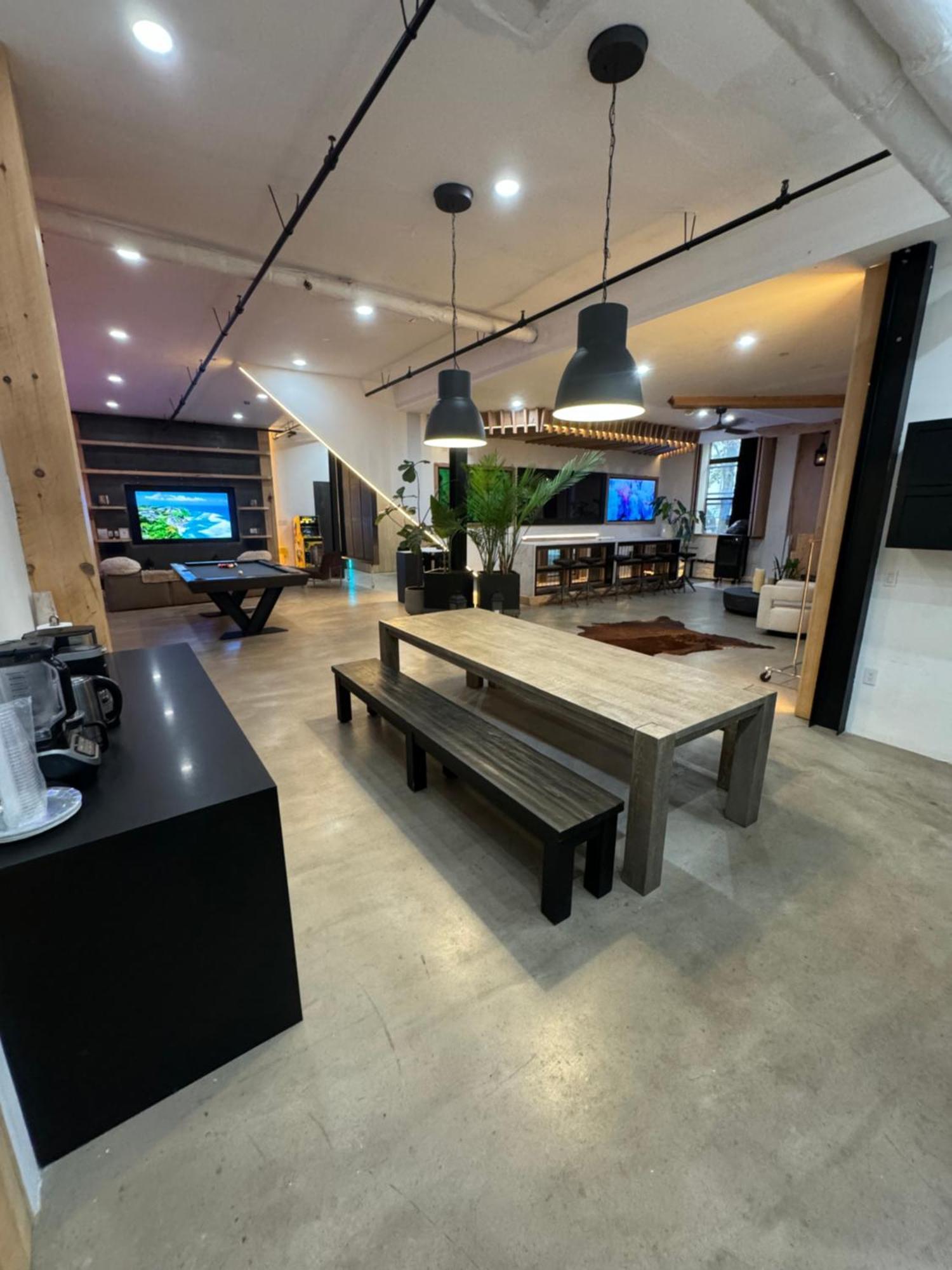 Extraordinary 3 Bedrooms Gigantic Loft Apartment