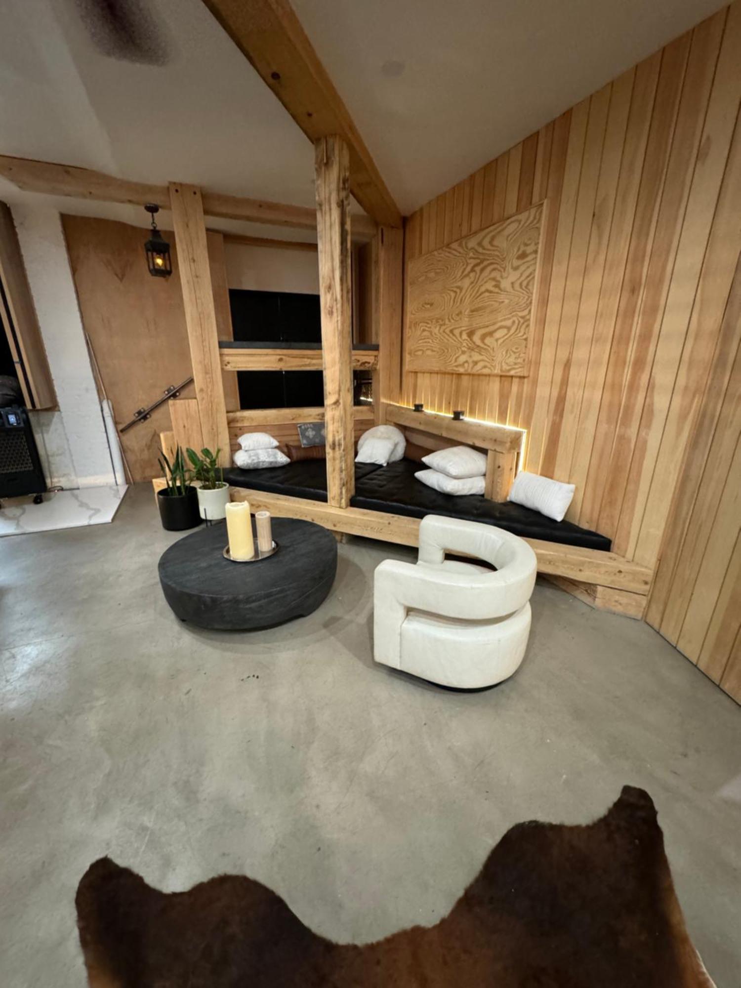 Extraordinary 3 Bedrooms Gigantic Loft Apartment *