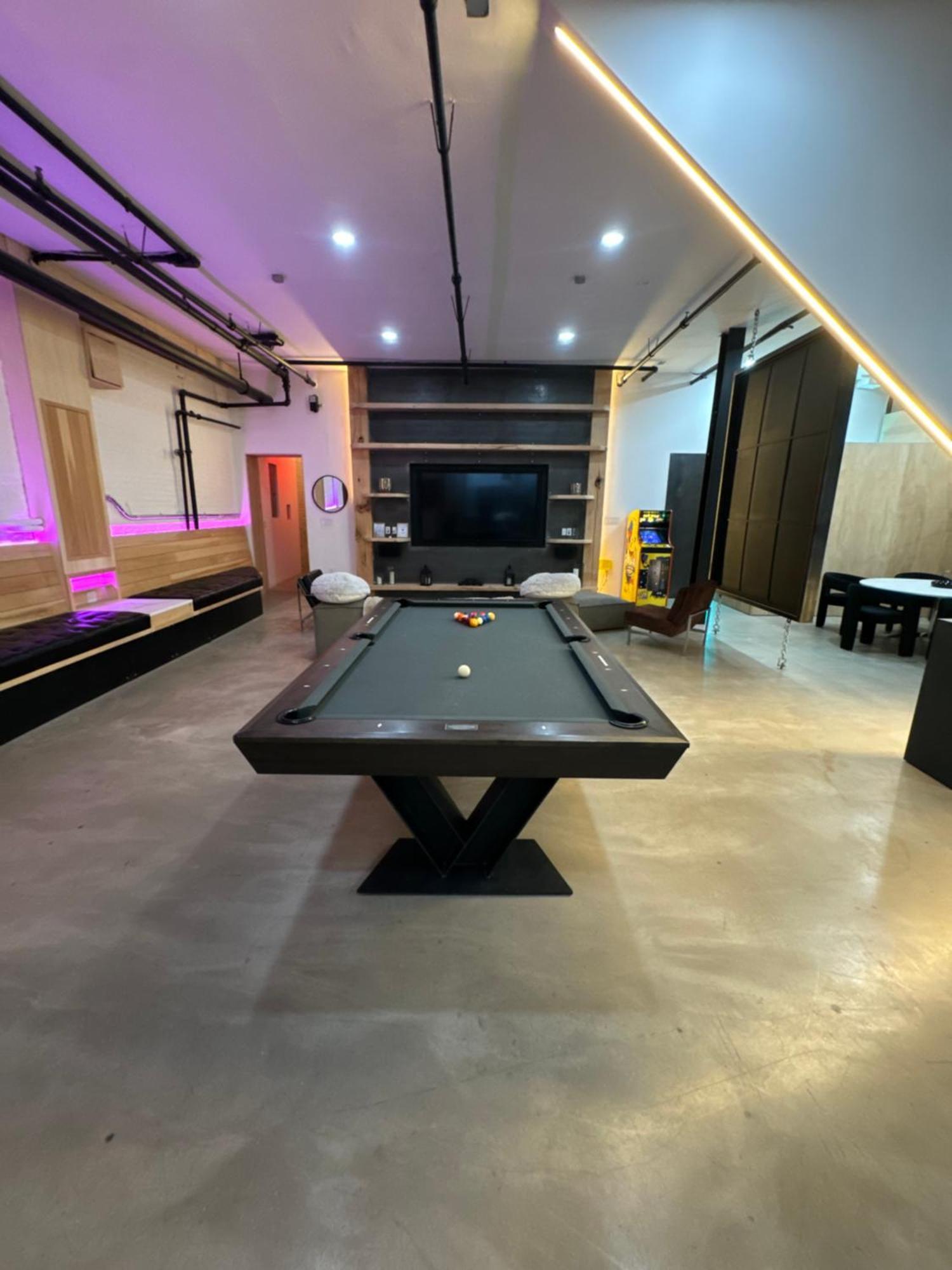 Extraordinary 3 Bedrooms Gigantic Loft Apartment *