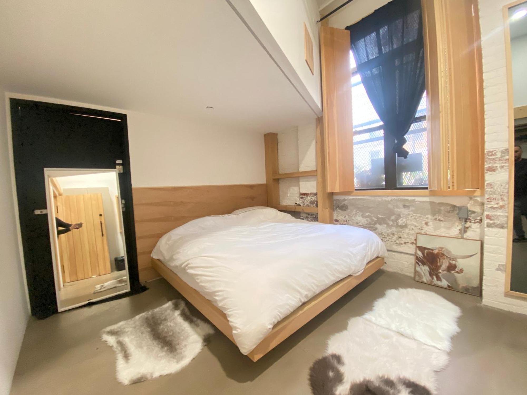 Extraordinary 3 Bedrooms Gigantic Loft Apartment